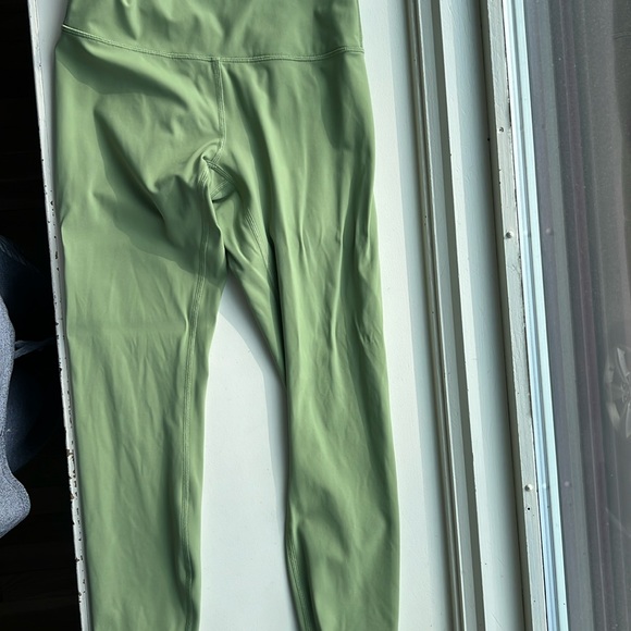 Lululemon wonder under high rise - like new - Picture 1 of 2